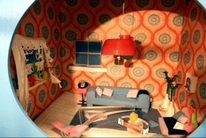 Netzwerkstatt einfallsreich: Puppenstube Wohnzimmer aus ausrangierten Materialien