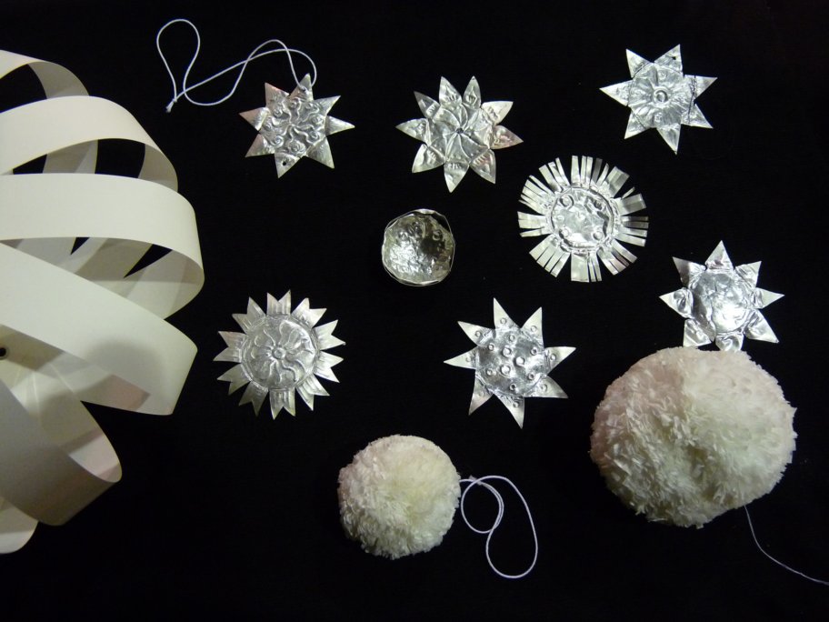 Ein Teil der Ergebnisse unseres Upcycling-Workshops am Samstag, 21.11.2015: * Papierkugel aus den Streifen der Zuschnitt-Reste unseres Flyers * Sterne aus Teelicht-Hüllen * Kugeln aus Plastiktüten