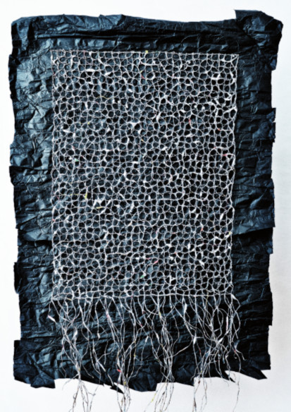 Gewebe, silber, einzelne bunte Fasern, aus Chipstüten, schwarzes Papier